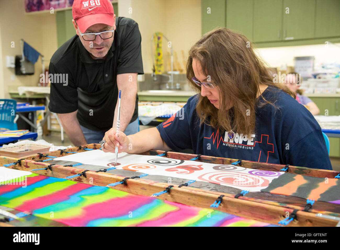 Las Vegas, Nevada - Persone con disabilità intellettiva nell'arte programma presso l'organizzazione no-profit opportunità Village. Foto Stock