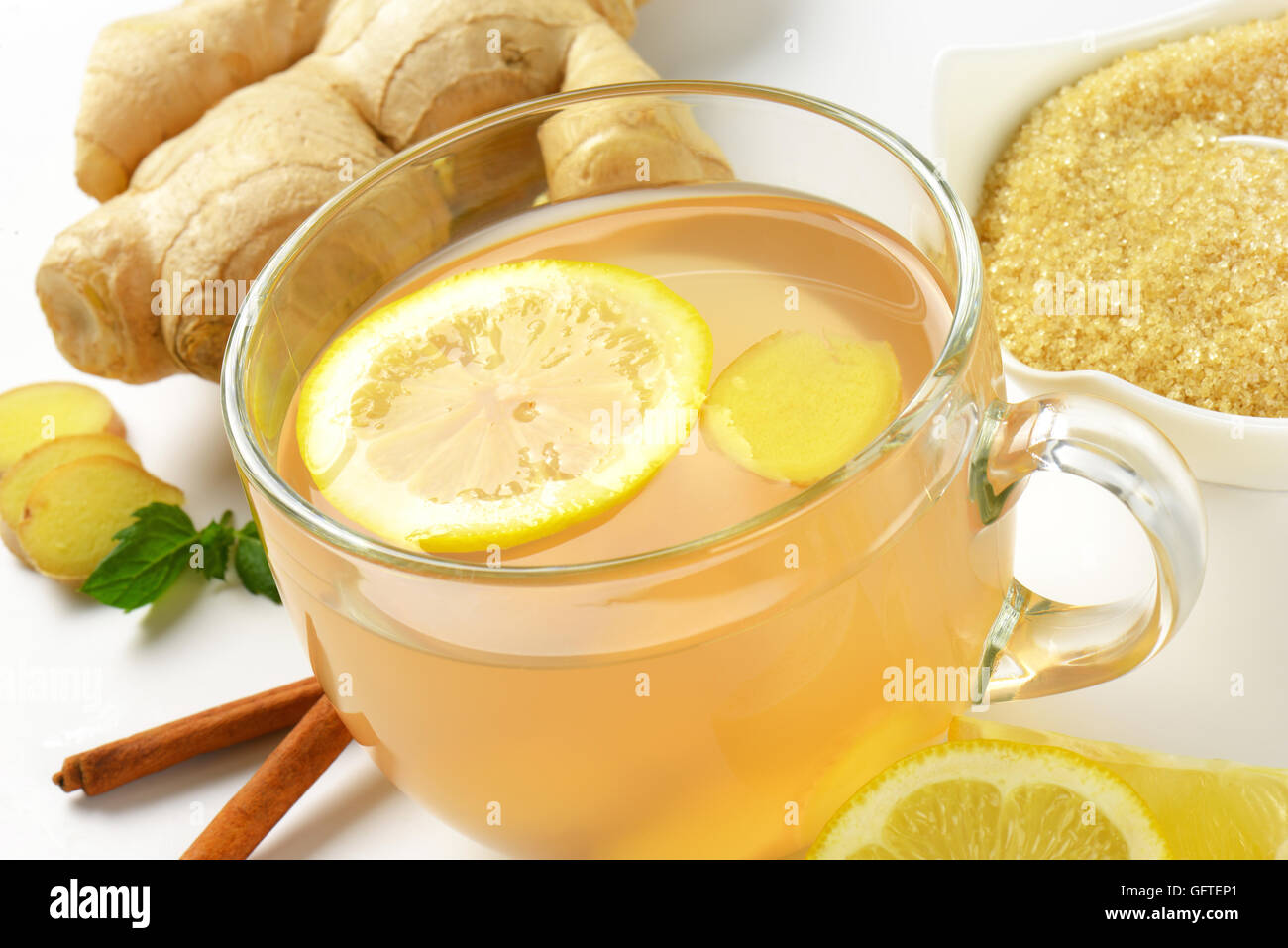 Dettaglio della tazza di tè allo zenzero con succo di limone, lo zenzero fresco e cannella Foto Stock
