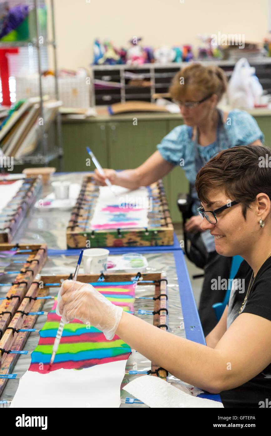 Las Vegas, Nevada - Persone con disabilità intellettiva nell'arte programma presso l'organizzazione no-profit opportunità Village. Foto Stock