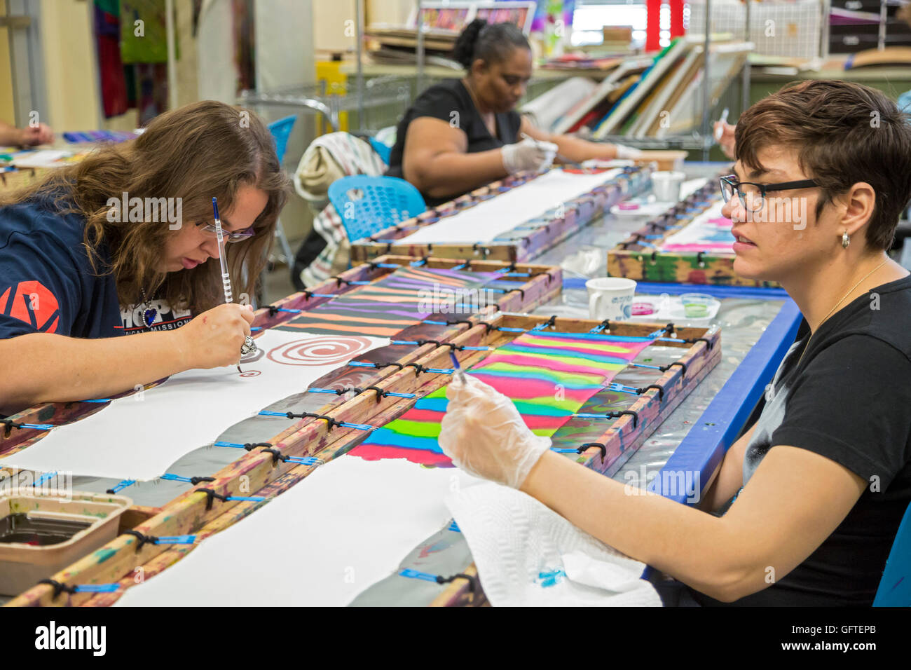 Las Vegas, Nevada - Persone con disabilità intellettiva nell'arte programma presso l'organizzazione no-profit opportunità Village. Foto Stock