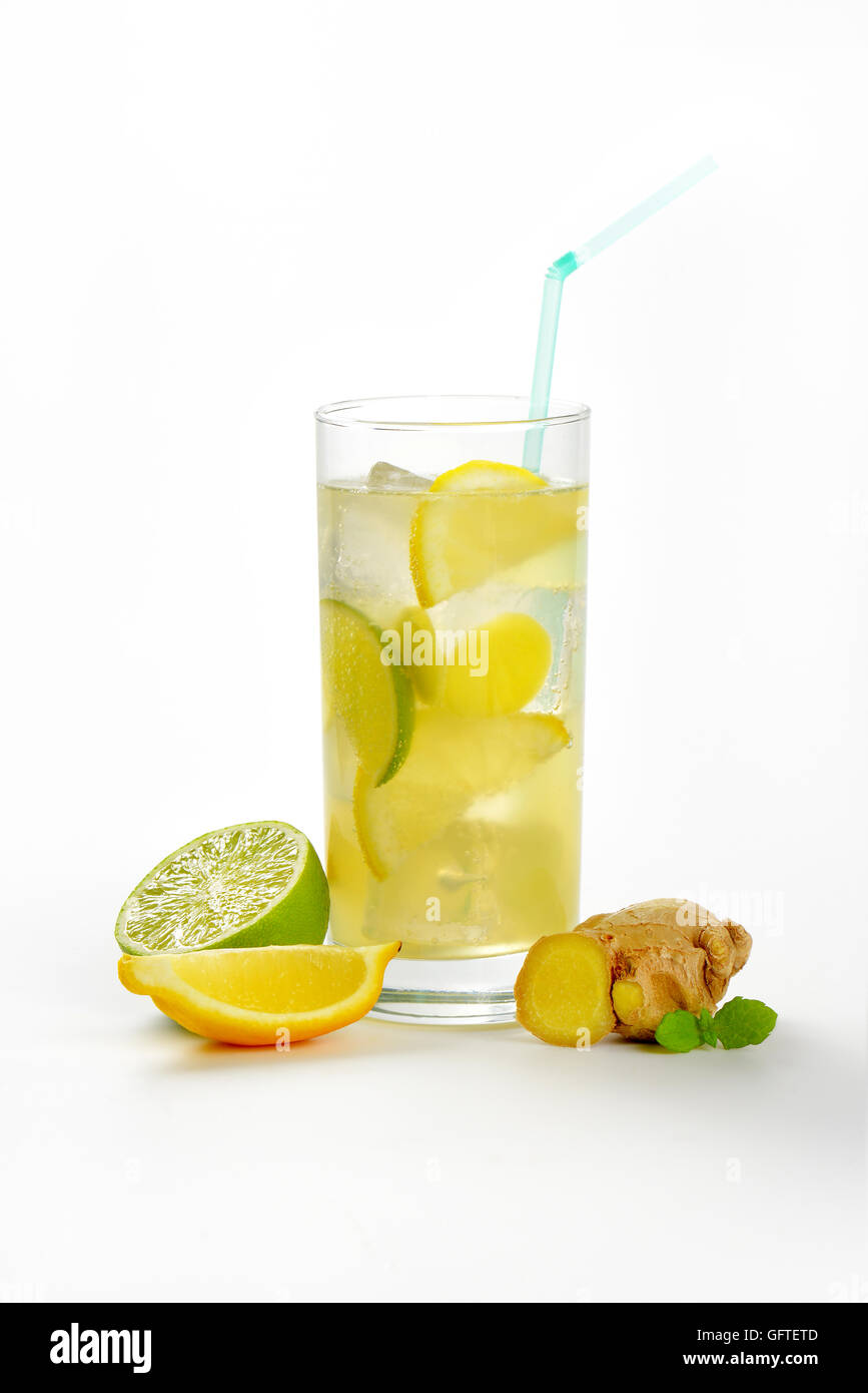 Bicchiere di ghiaccio allo zenzero tè con limone e zenzero fresco su sfondo bianco Foto Stock
