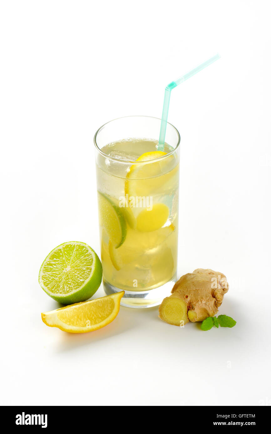 Bicchiere di ghiaccio allo zenzero tè con limone e zenzero fresco su sfondo bianco Foto Stock