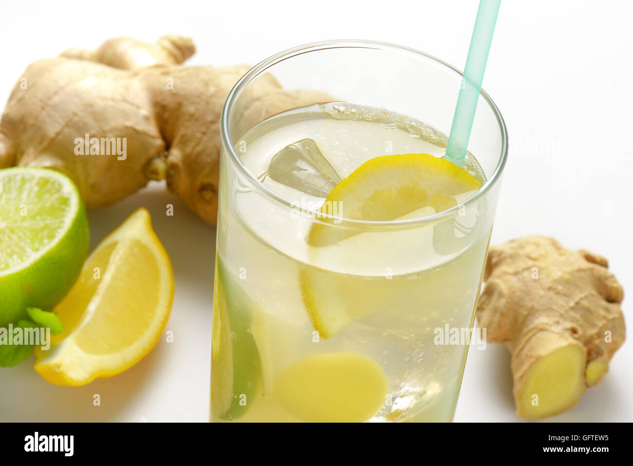 Dettaglio del bicchiere di ghiaccio allo zenzero tè con limone e zenzero fresco Foto Stock