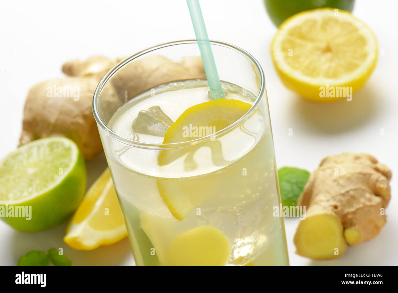 Dettaglio del bicchiere di ghiaccio allo zenzero tè con limone e zenzero fresco Foto Stock