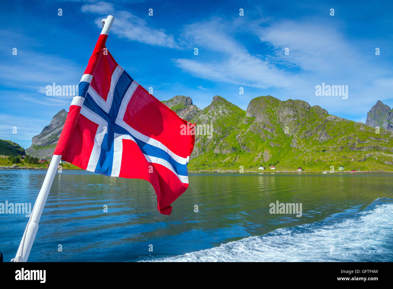 Bandiera norvegese con le montagne e la Fjord sfondo Foto Stock