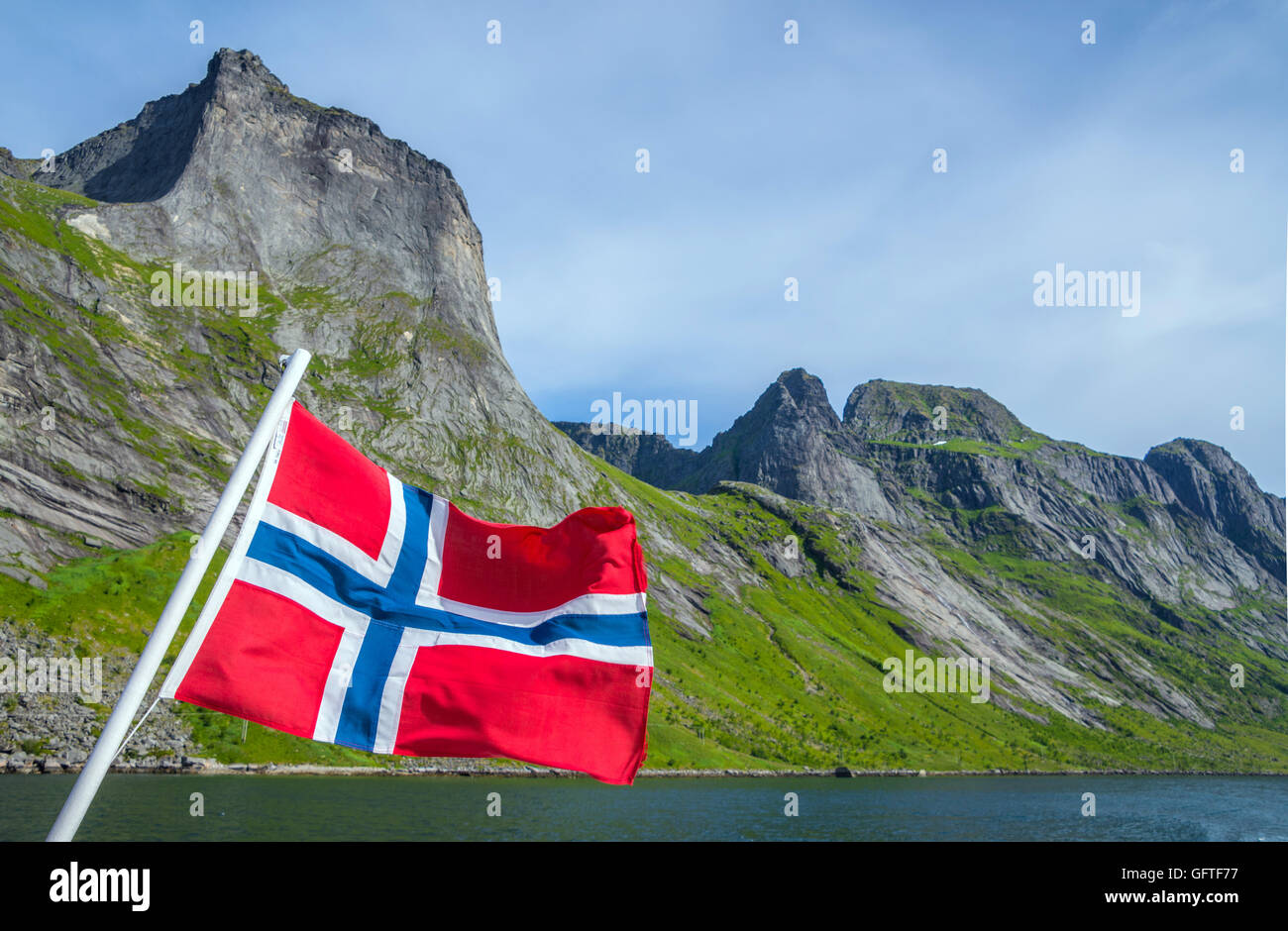 Bandiera norvegese con le montagne e la Fjord sfondo Foto Stock