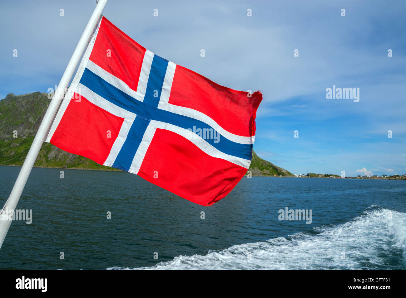 Bandiera norvegese con le montagne e la Fjord sfondo Foto Stock