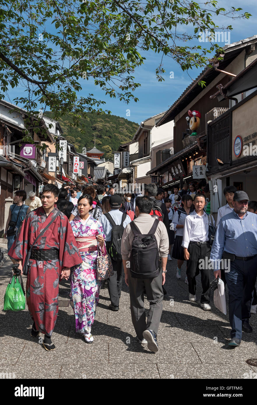 E ripida strada affollata nel quartiere di Higashiyama conduce a Kiyomizudera (Kiyomizu-dera) Tempio, Kyoto, Giappone Foto Stock