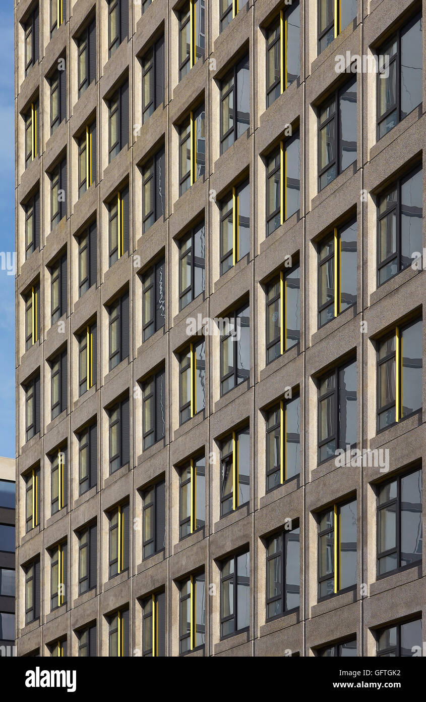 Dettaglio della facciata con modelli ripetitivi. Leeds Central Village, Leeds, Regno Unito. Architetto: John McAslan & Partners, 2015. Foto Stock