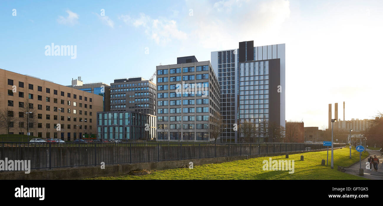 Regime di alloggio visto da di verde pubblico. Leeds Central Village, Leeds, Regno Unito. Architetto: John McAslan & Partners, 2015. Foto Stock
