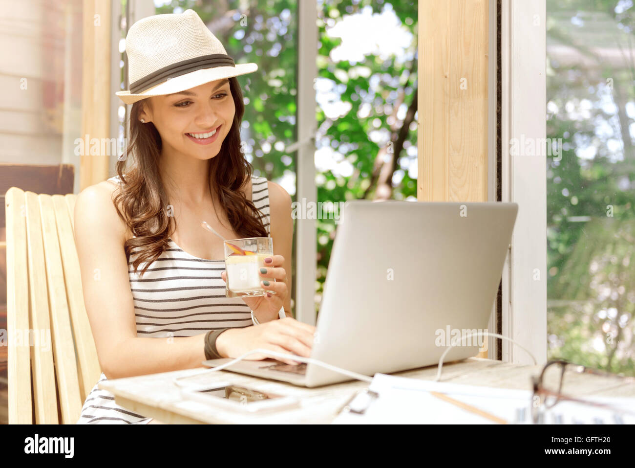 Donna sorridente con notebook Foto Stock