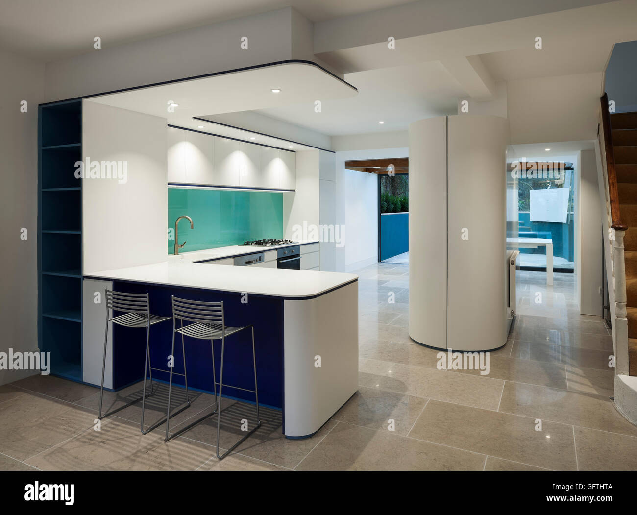 Angolo di visualizzazione della zona cucina che guarda al giardino con scolpita in corian superfici. Gloucester Crescent, Londra, Regno Unito. Architetto: Barnaby Gunning Architects, 2014. Foto Stock