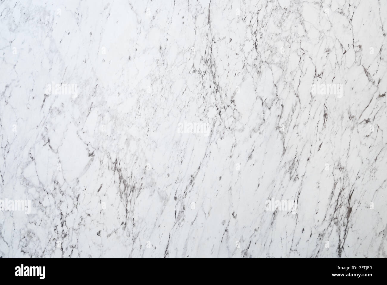 Bella asiatica traveler tenendo selfie con vista oceano, sfondo morbido e caldo tono di luce Foto Stock