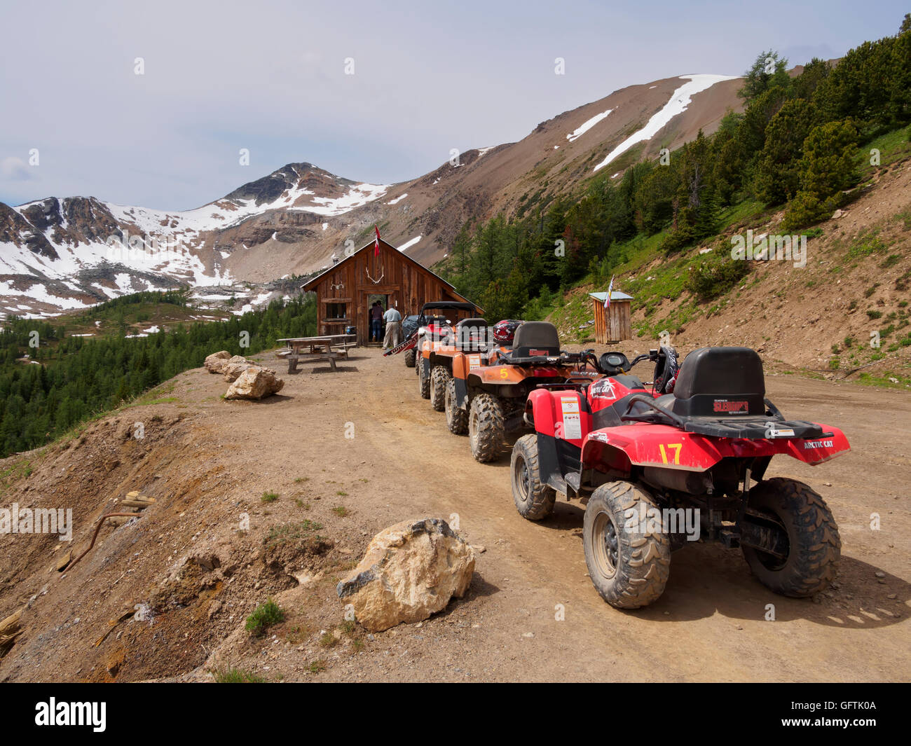 Tutti i terreni di veicoli su una escursione alla miniera di paradiso nella gamma di Purcell sopra Panorama resort di montagna in estate Foto Stock