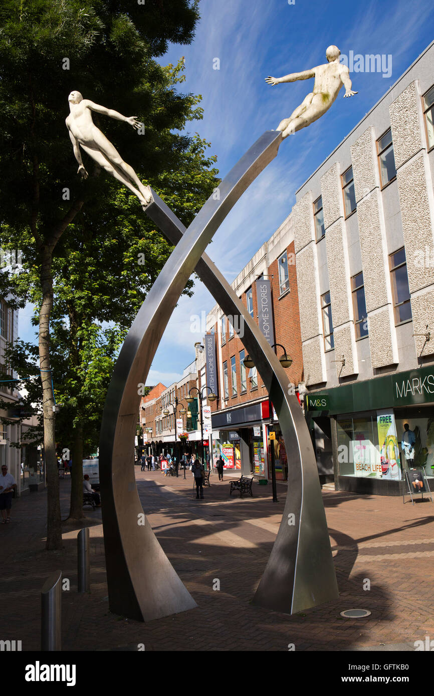 Regno Unito, Inghilterra, Northamptonshire, Northampton, Abington Street, scoperta la scultura, Francis Crick memorial da Lucy Glendinning Foto Stock