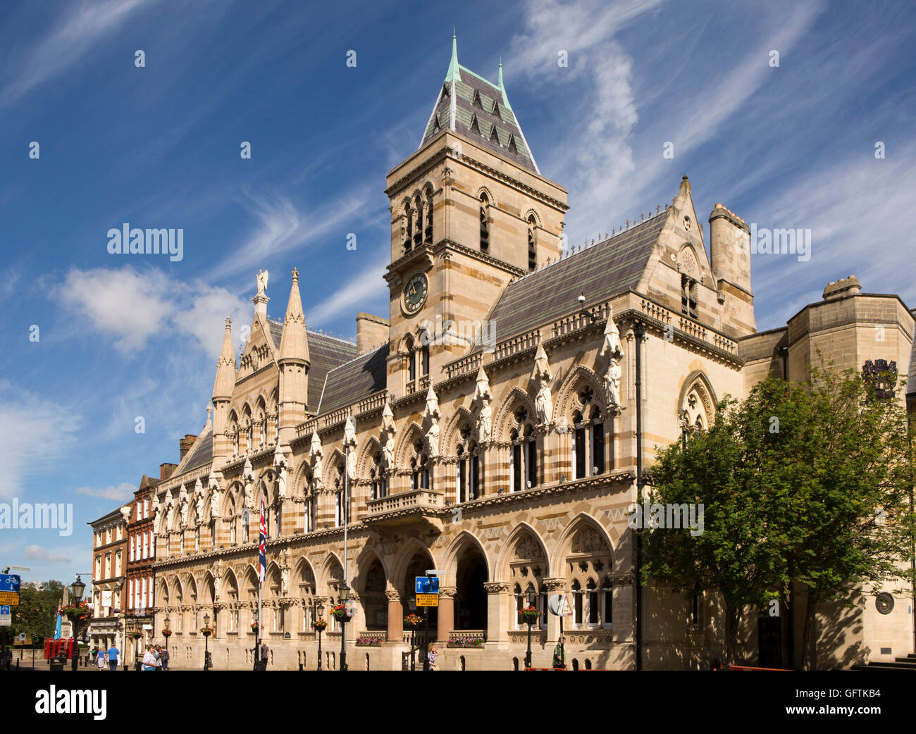 Regno Unito, Inghilterra, Northamptonshire, Northampton, St Giles' Sq, 1864 Guildhall dall architetto Edward William Godwin Foto Stock