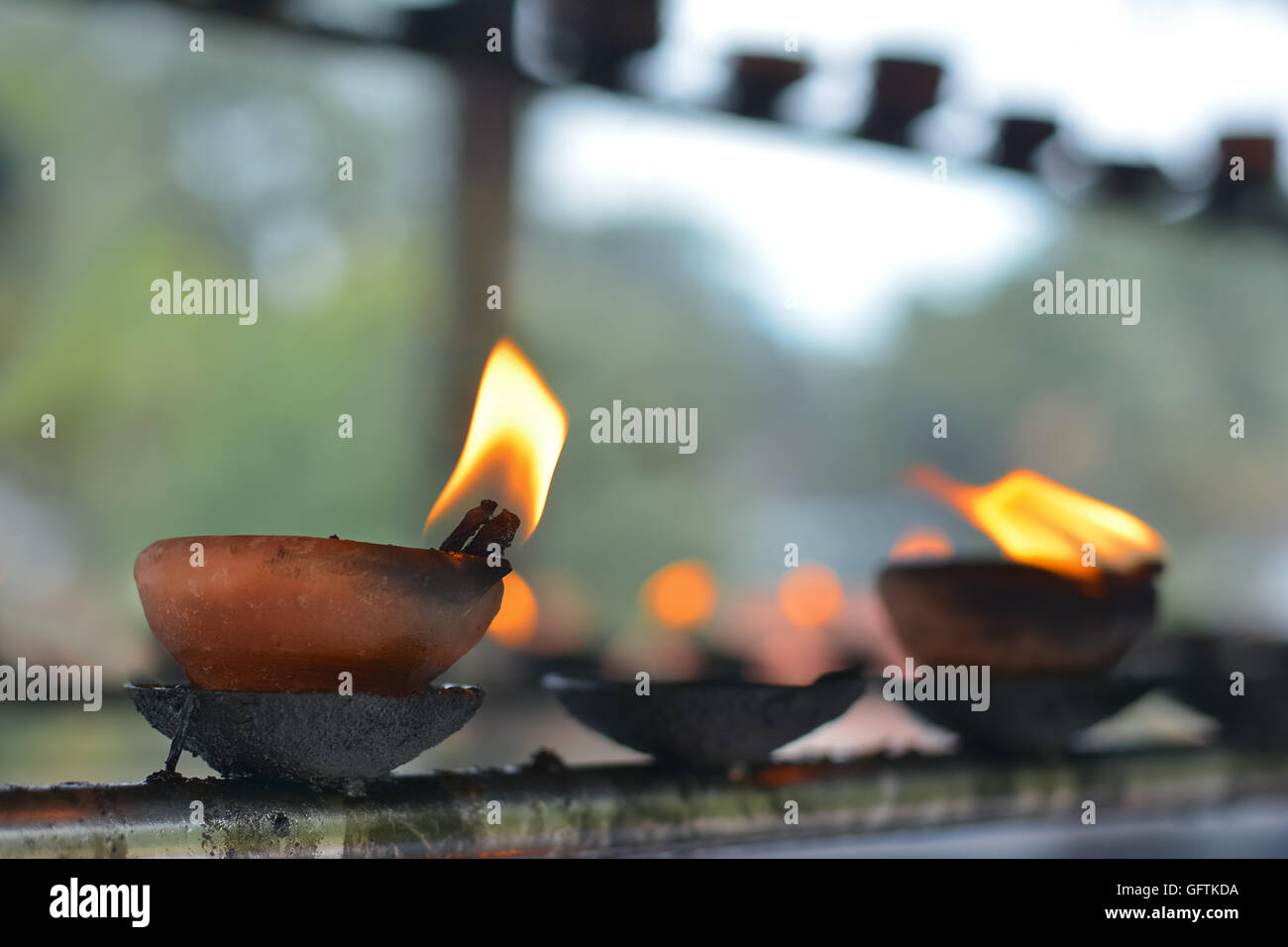 Le tradizionali dello Sri Lanka argilla Lampade a olio Foto Stock