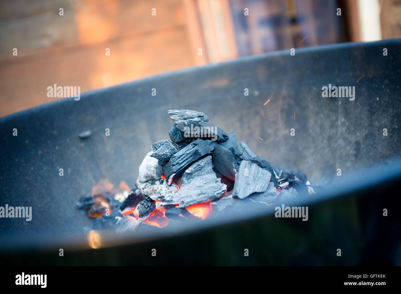 Primo piano di carboni di legna brucia in Barbecue Grill Foto Stock