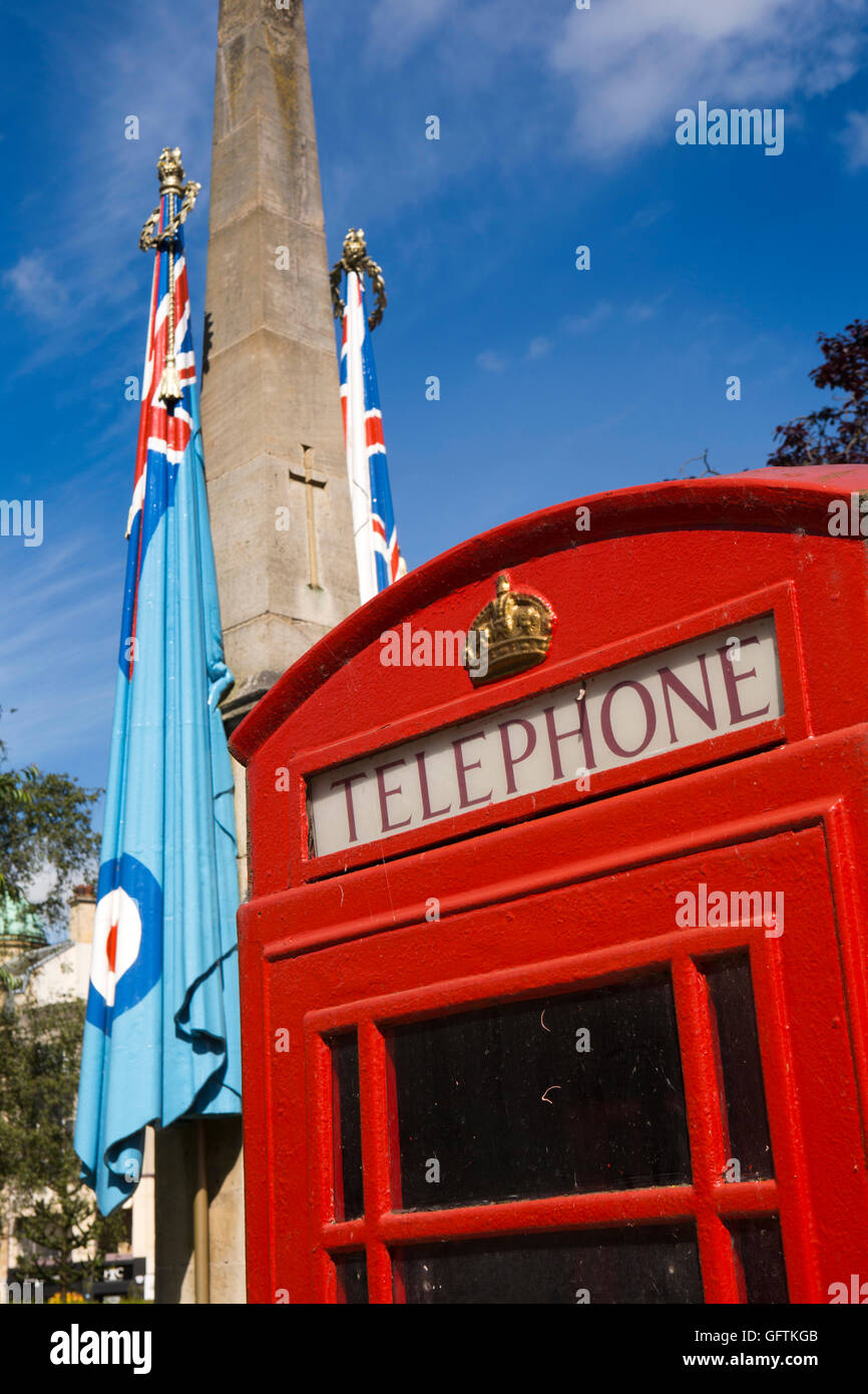 Regno Unito, Inghilterra, Northamptonshire, Northampton, Memoriale di guerra e K6 telefono rosso box Foto Stock