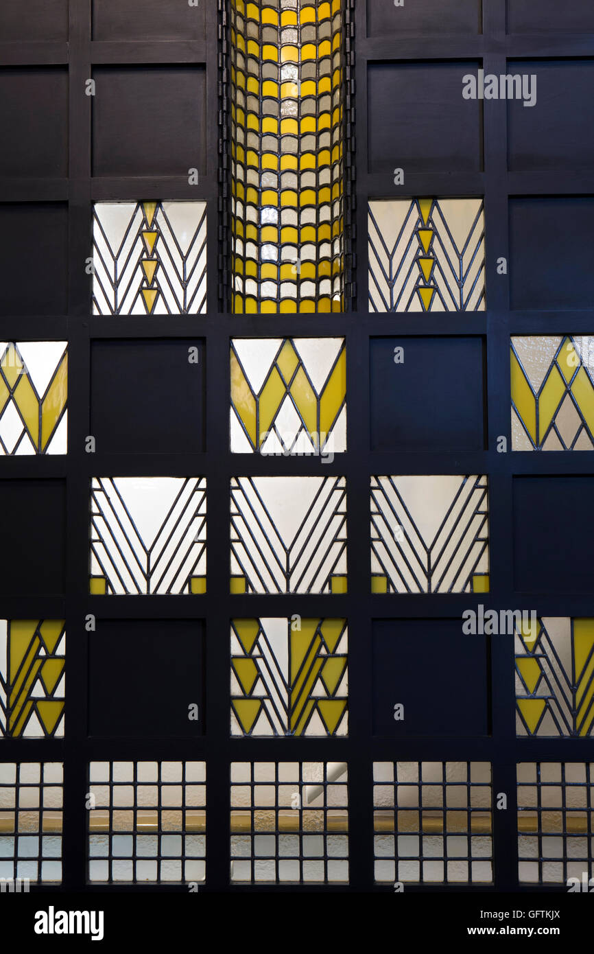 Regno Unito, Inghilterra, Northamptonshire, Northampton, 78 Derngate, Charles Rennie Mackintosh il pannello di vetro in scale Foto Stock
