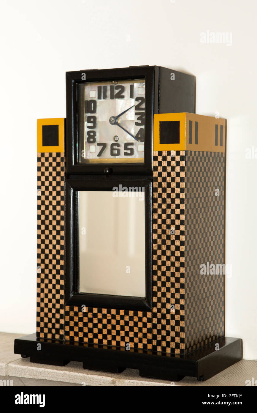 Regno Unito, Inghilterra, Northamptonshire, Northampton, 78 Derngate, Charles Rennie Mackintosh orologio design Foto Stock