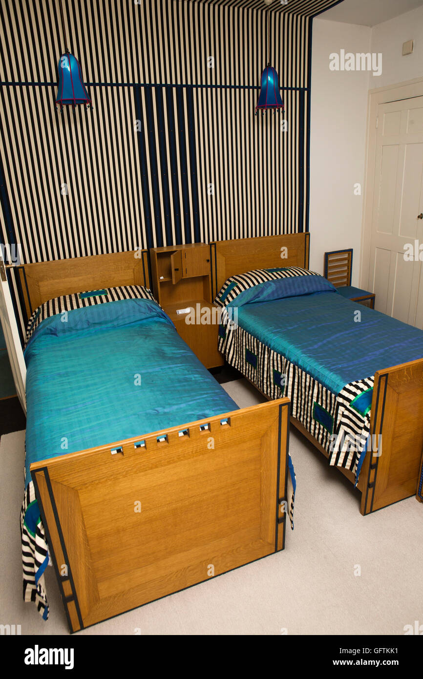 Regno Unito, Inghilterra, Northamptonshire, Northampton, 78 Derngate, Charles Rennie Mackintosh progettato da letto Foto Stock