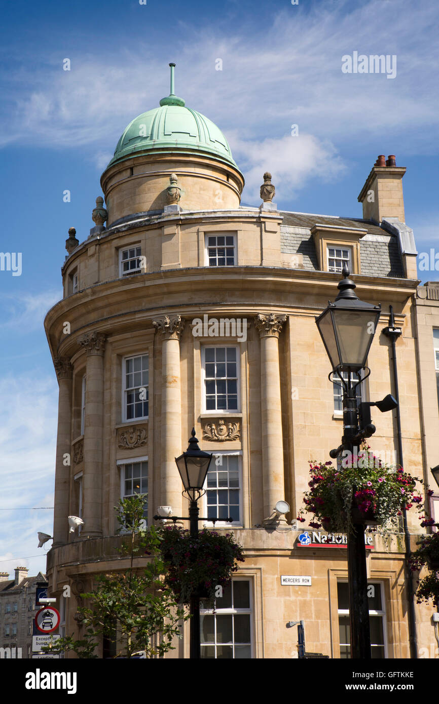 Regno Unito, Inghilterra, Northamptonshire, Northampton, drappeggi Nationwide Building su un angolo di Mercer Row Foto Stock