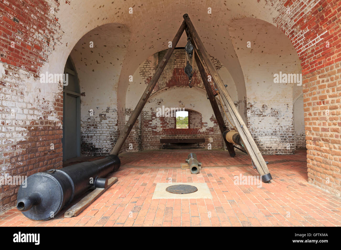Blocco e affrontare utilizzato per sollevare i cannoni a Fort Pulaski, Cockspur Island, Georgia. Cannoni Siediti sul pavimento in attesa di essere sollevato Foto Stock