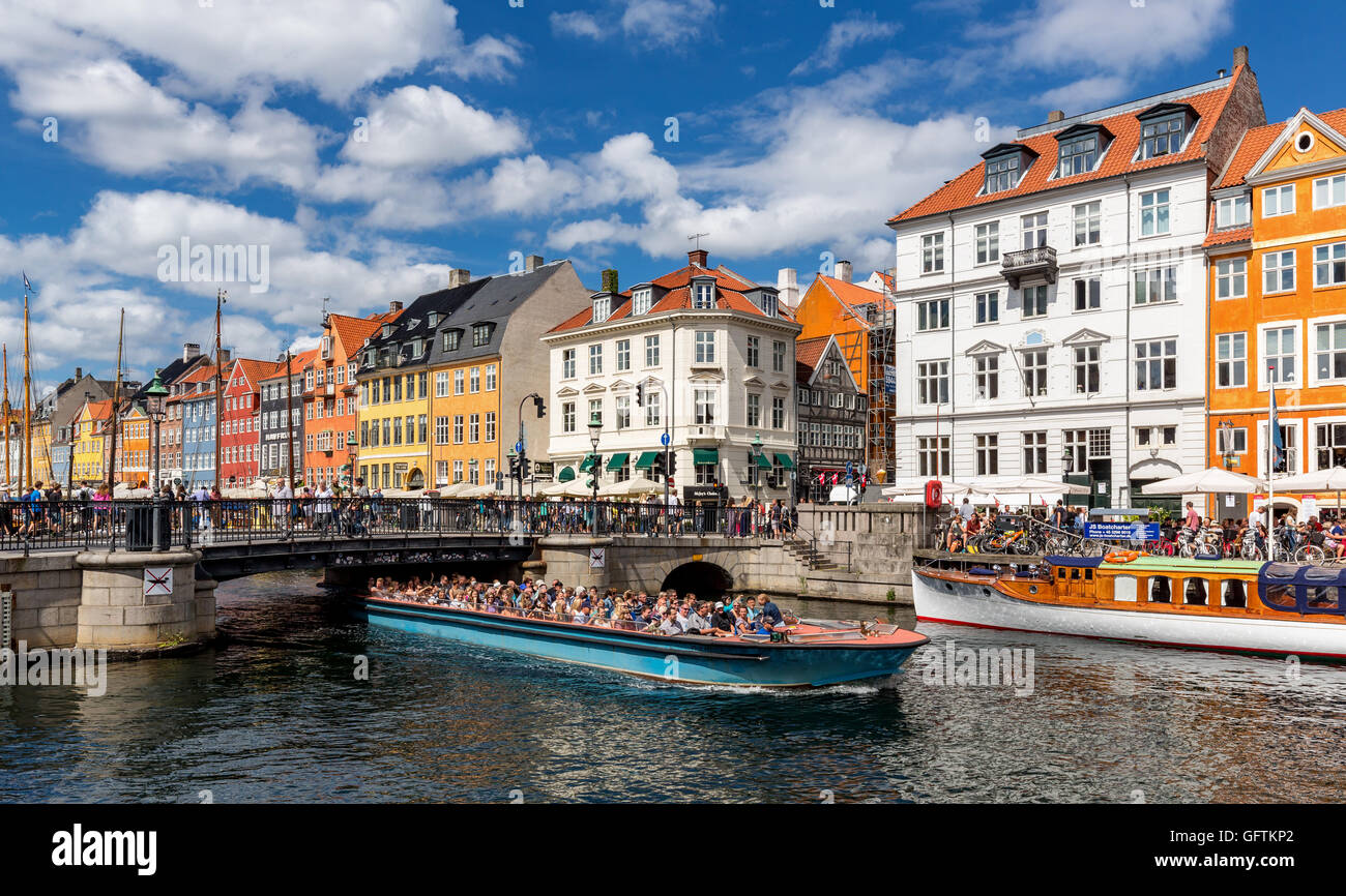 Escursione in barca, Nyhavn canal, Copenhagen, Danimarca Foto Stock