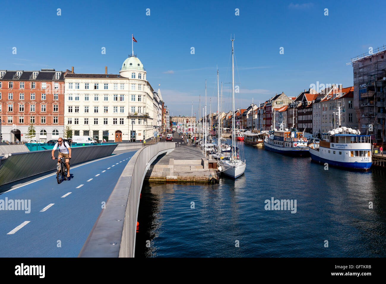 Inderhavnsbroen (porto interno) a pedoni e ciclisti ponte di collegamento Nyhavn e Christianshavn, Copenhagen, Danimarca Foto Stock