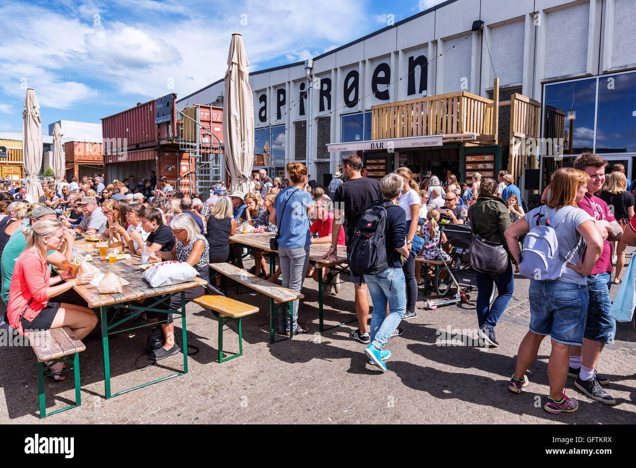 Posti a sedere fuori a new eatery e real street market alimentare chiamato Papirøen, carta Isola, Copenhagen, Danimarca Foto Stock