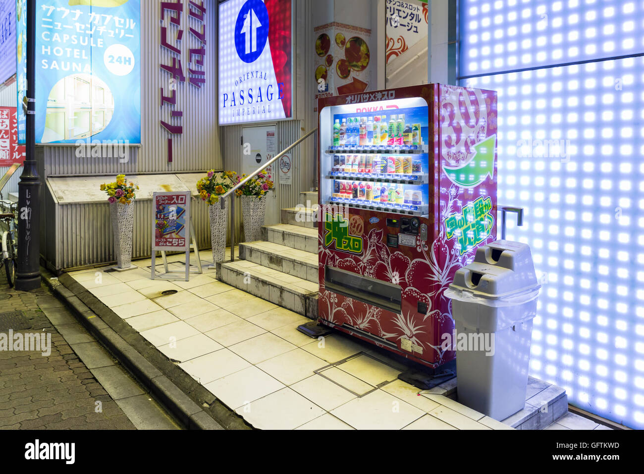 Un Pratico distributore automatico per una varietà di bevande di fronte a un giapponese pachinko luogo (luogo di gioco d'azzardo). Foto Stock