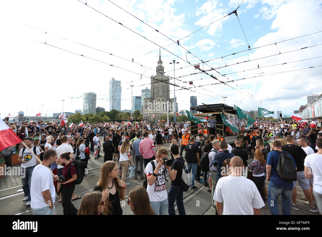 Varsavia, Polonia. 01 Ago, 2016. Migliaia di partecipanti hanno celebrato la 72a Varsavia in aumento in commemorazione della resistenza polacca durante la Seconda Guerra Mondiale. Gli incendi di svasatura e un aumento di Varsavia marzo svoltasi lungo la città di Varsavia. © Madeleine Lenzo/Pacific Press/Alamy Live News Foto Stock