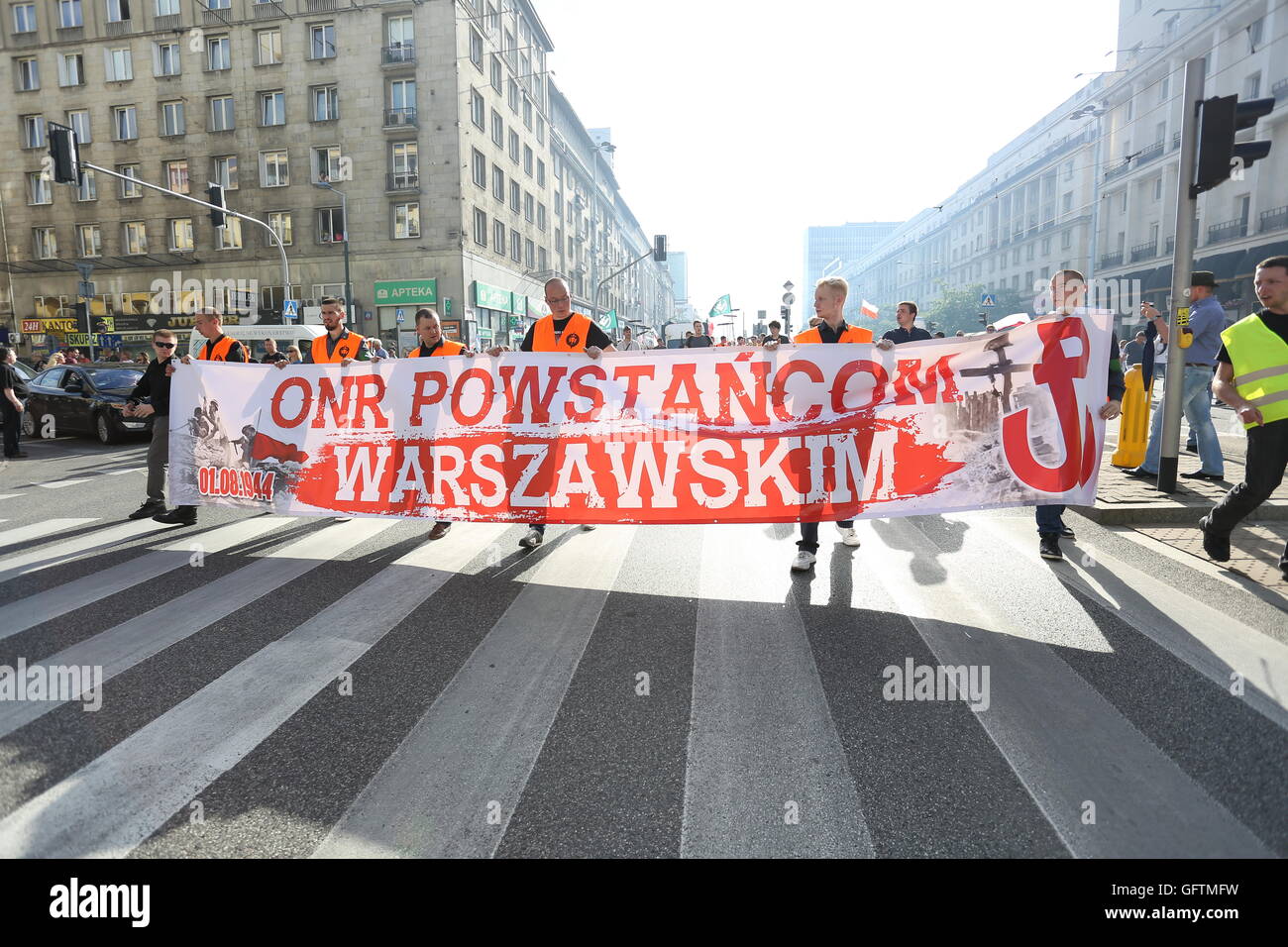 Varsavia, Polonia. 01 Ago, 2016. Migliaia di partecipanti hanno celebrato la 72a Varsavia in aumento in commemorazione della resistenza polacca durante la Seconda Guerra Mondiale. Gli incendi di svasatura e un aumento di Varsavia marzo svoltasi lungo la città di Varsavia. © Madeleine Lenzo/Pacific Press/Alamy Live News Foto Stock