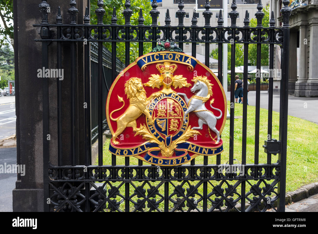 Il Badge del Victoria Royal Mint su un cancello di ingresso a Melbourne, Victoria, Australia. Foto Stock