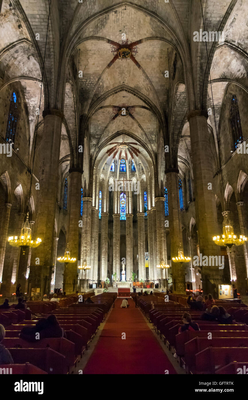 Navata della basilica di Santa Maria del Mar a Barcellona, Spagna, costruita in architettura gotico-catalana. Foto Stock