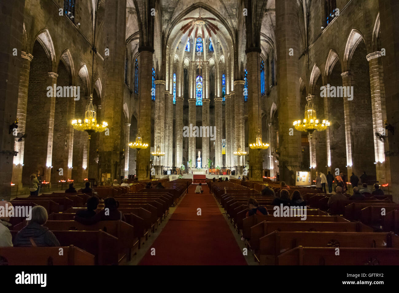 Navata della basilica di Santa Maria del Mar a Barcellona, Spagna, costruita in architettura gotico-catalana. Foto Stock
