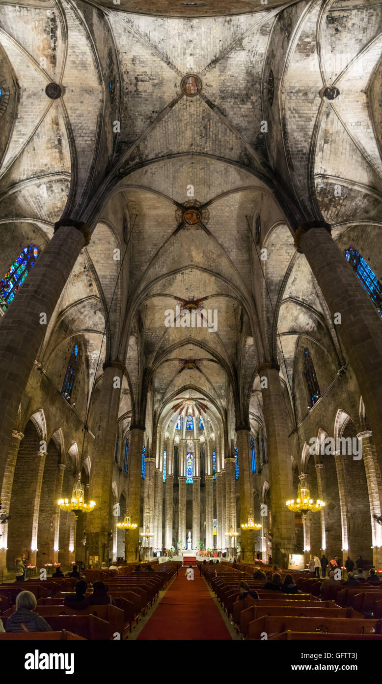 Navata della basilica di Santa Maria del Mar a Barcellona, Spagna, costruita in architettura gotico-catalana. Verticale di 90° panorama. Foto Stock