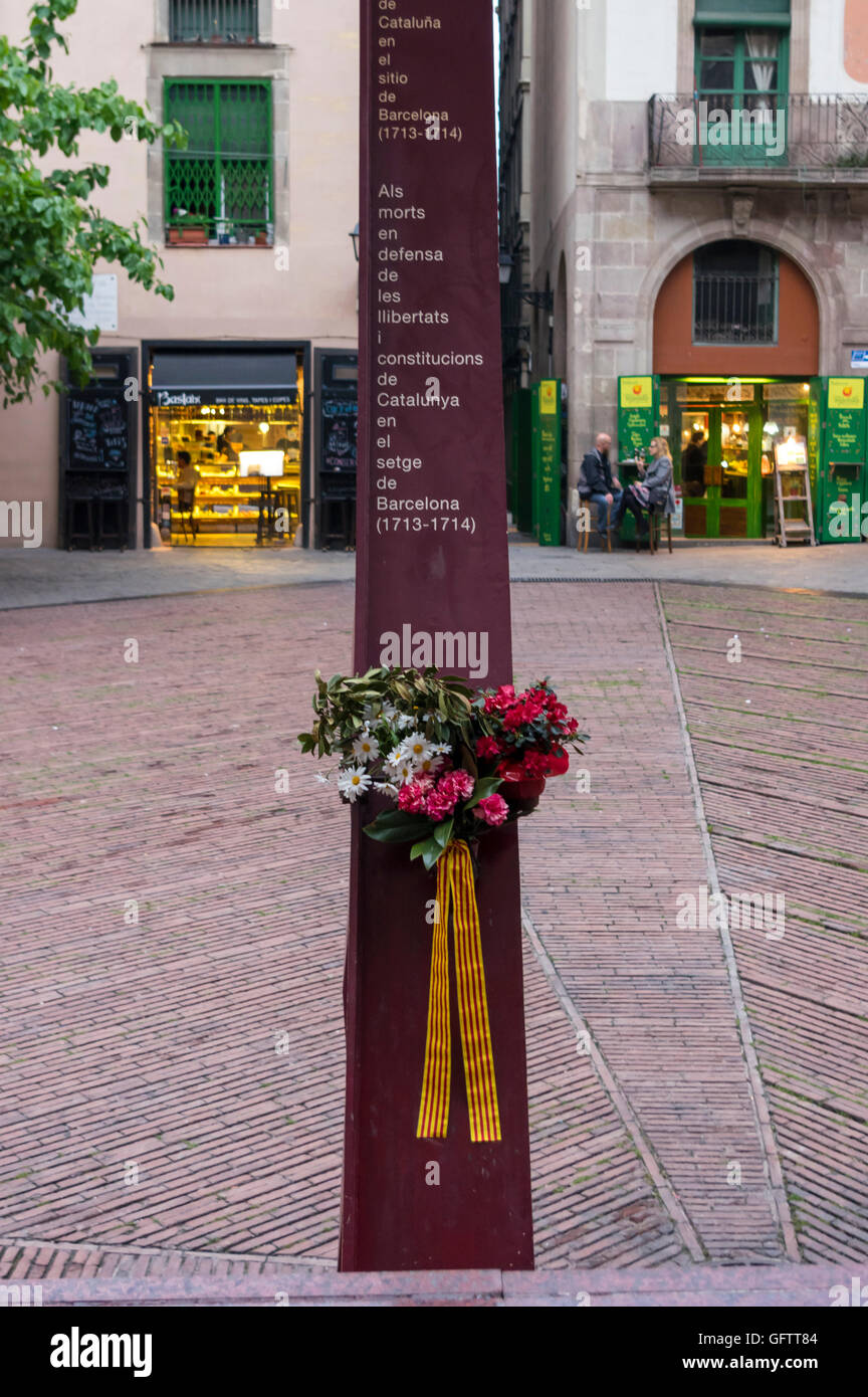 La memoria di coloro che sono morti durante il 1713-1714 assedio di Barcellona. La Plaça del Fossar de les Moreres, Barcelona, Spagna. Foto Stock