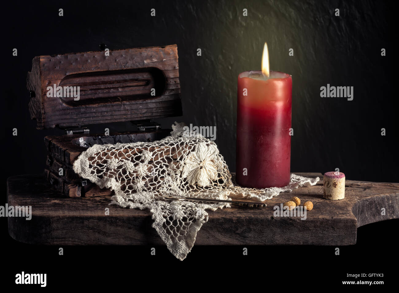 Natura morta con candela , rame tavolo in legno e tappo di vino Foto stock  - Alamy