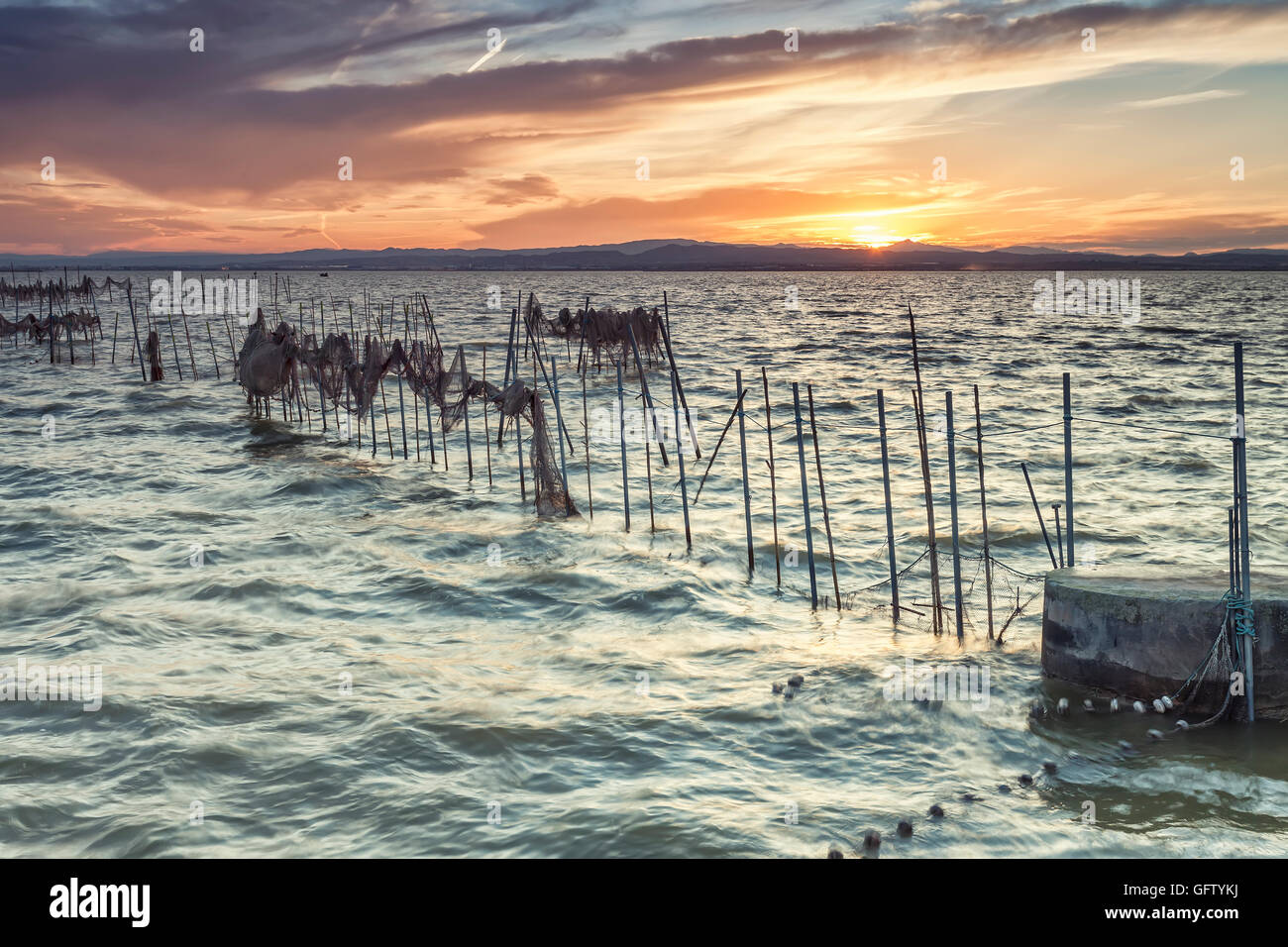 Tramonto sulla natura Albufera Park, Valencia, Spagna, con reti da pesca Foto Stock