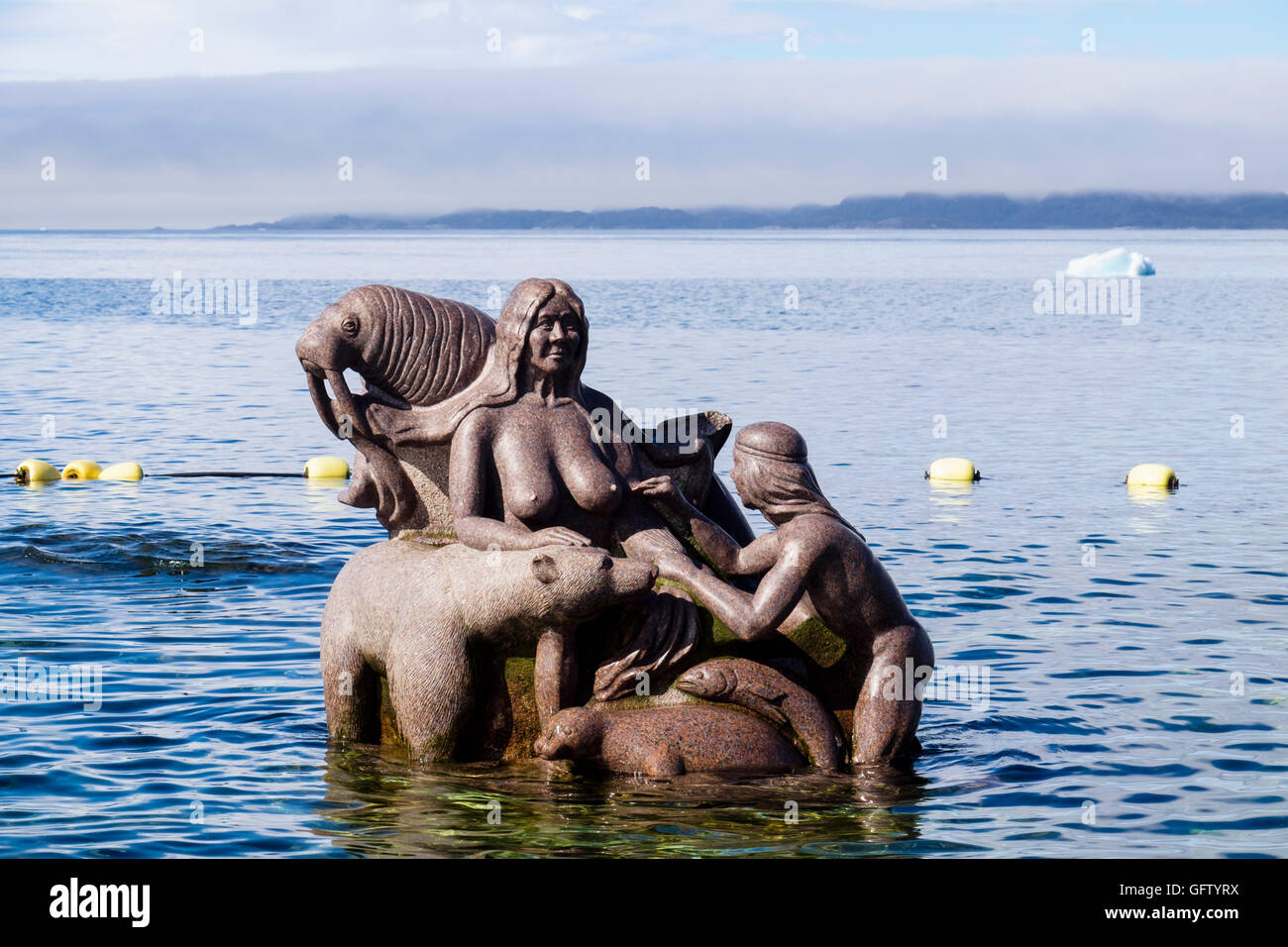 Scultura di Sedna dea Inuit del mare circondato e immerso in acqua di mare in porto coloniale (Kolonihavnen). Nuuk Groenlandia Foto Stock