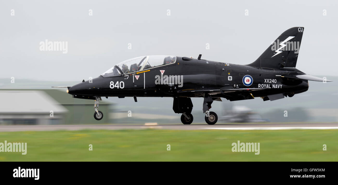 BAE Hawk T1 di 736 Squadrone atterra a RNAS Culdrose Foto Stock