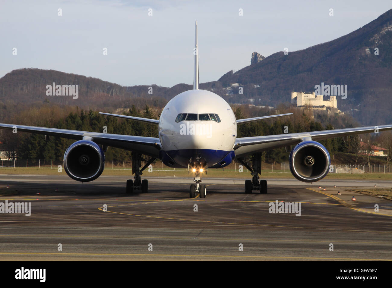 Salzburg/Austria Gennaio 2, 2012: Boeing 777 da Transaero presso l'aeroporto di Salisburgo. Foto Stock