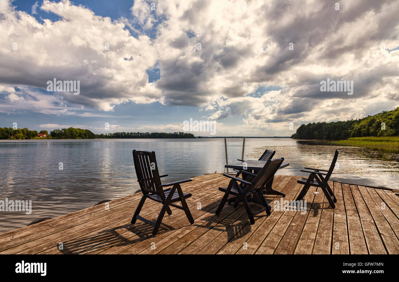Immagine di decking con mobili da giardino dal lago Ivosjon, Svezia. Foto Stock