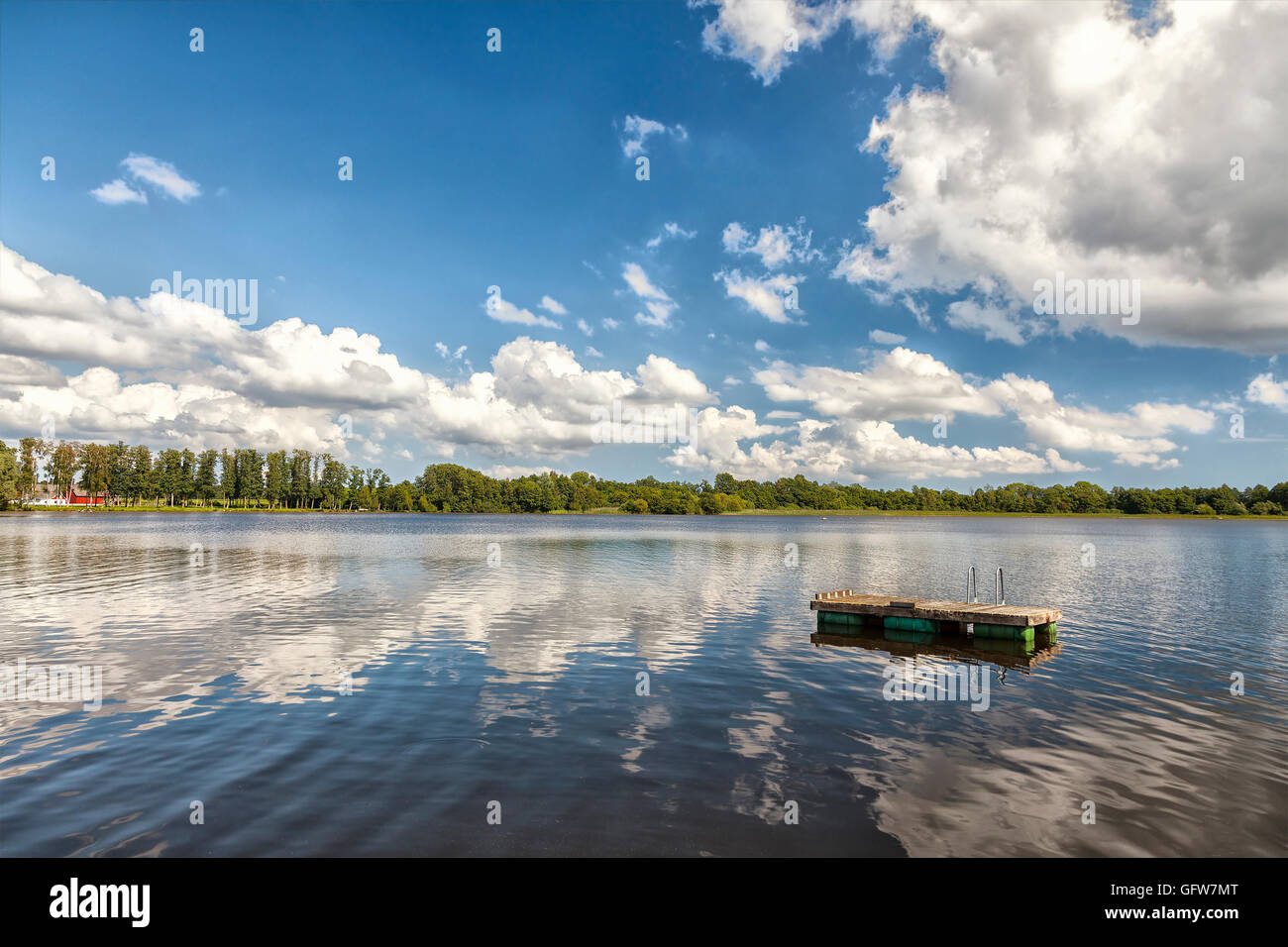 Immagine di un pontile galleggiante plattform nel lago Ivosjon, Svezia. Foto Stock