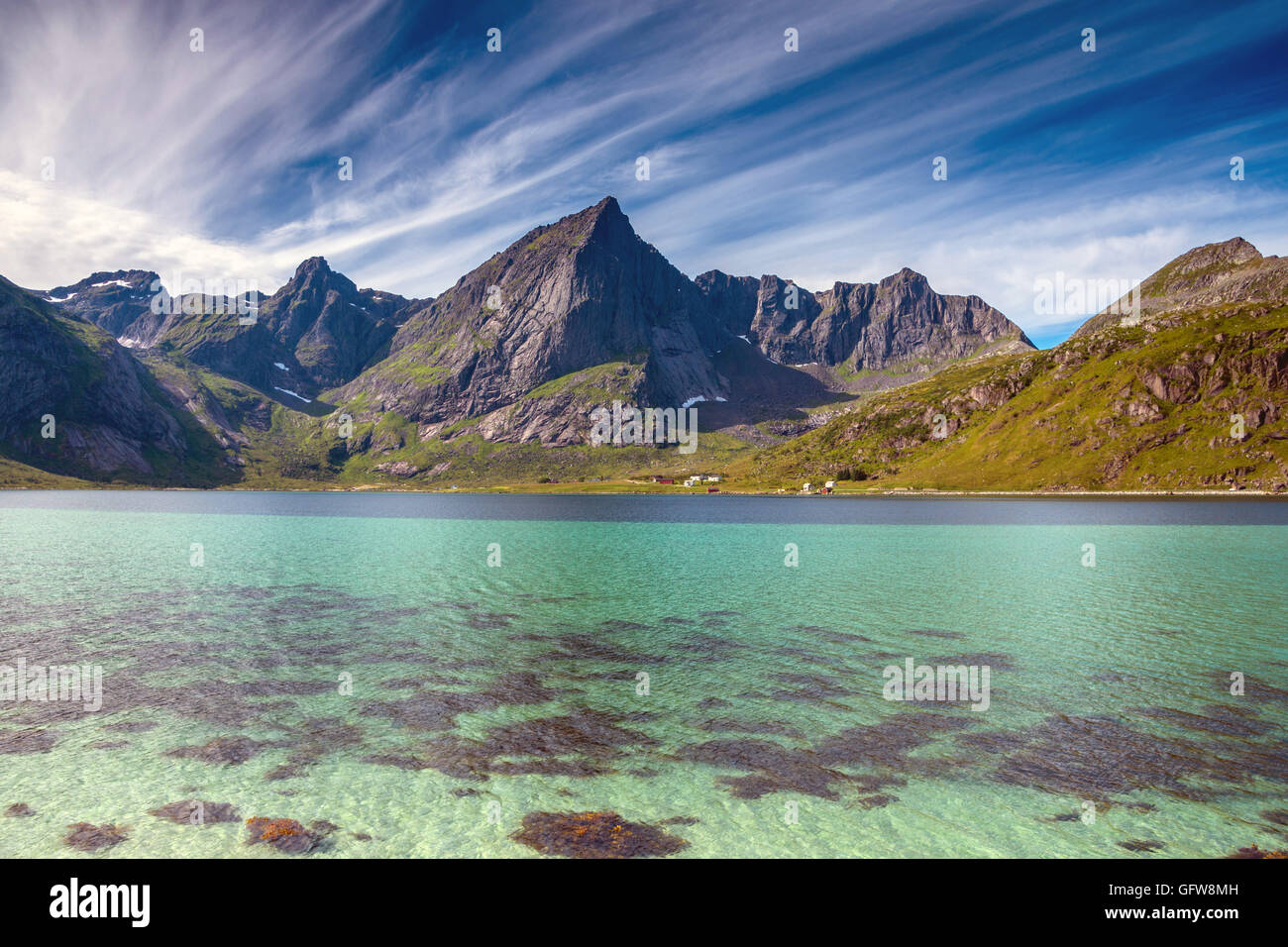 Il mare e le montagne vicino a Ramberg, Lofoten in Norvegia Foto Stock