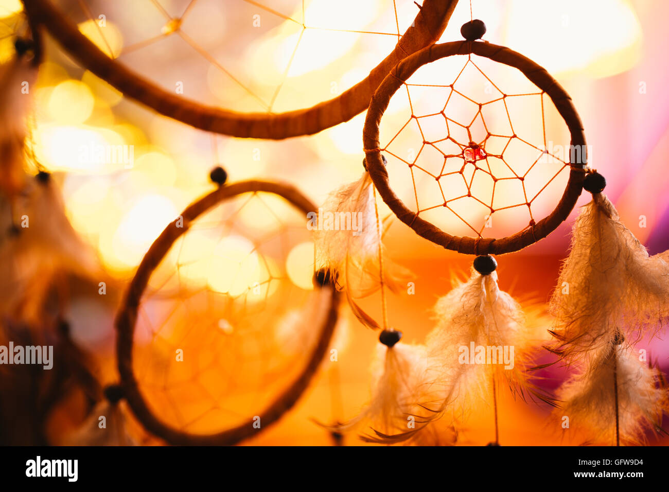 Foto in bianco e nero di un dream catcher al tramonto viola scuro dello sfondo. Foto Stock