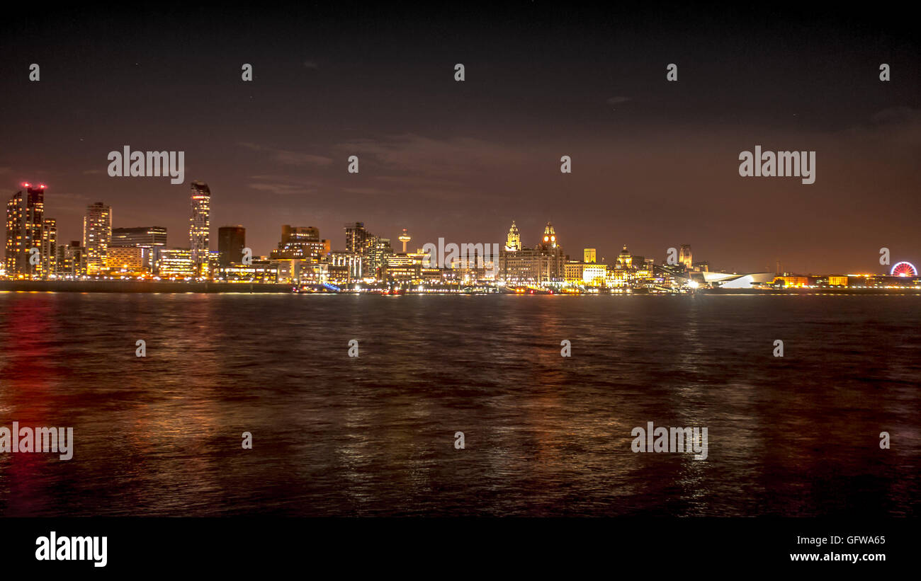 Lungomare di Liverpool, preso dal Molo Seacombe Foto Stock