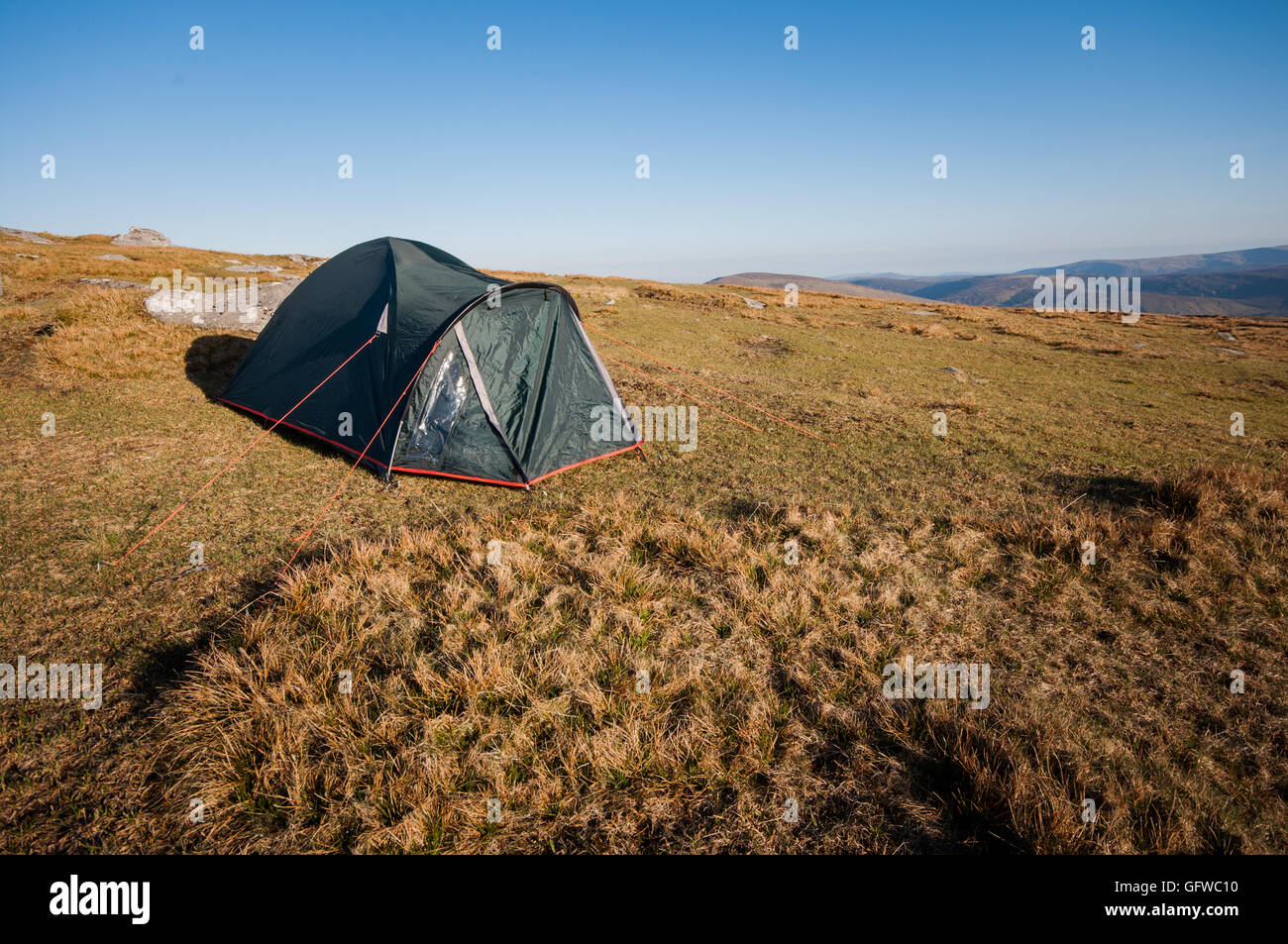 Tenda si accamparono sui pascoli di montagna in Wicklow Mountains, in Irlanda Foto Stock